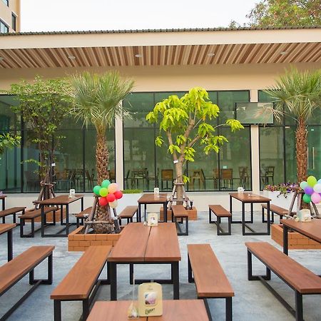 Alisha Court Hotel & Residence Bangkok Luaran gambar