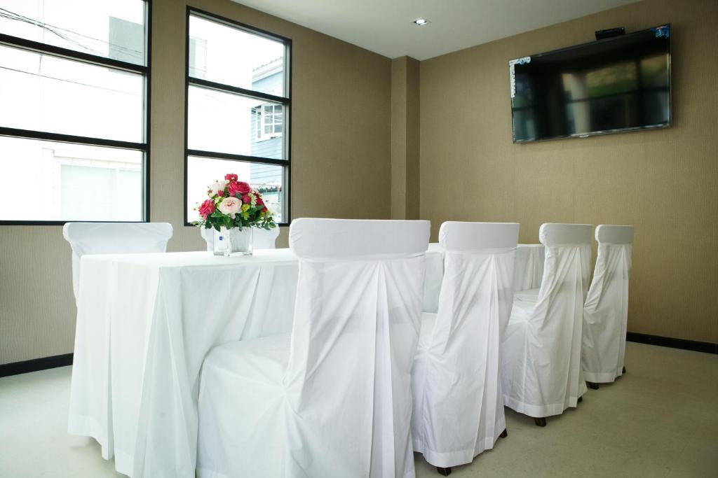 Alisha Court Hotel & Residence Bangkok Luaran gambar