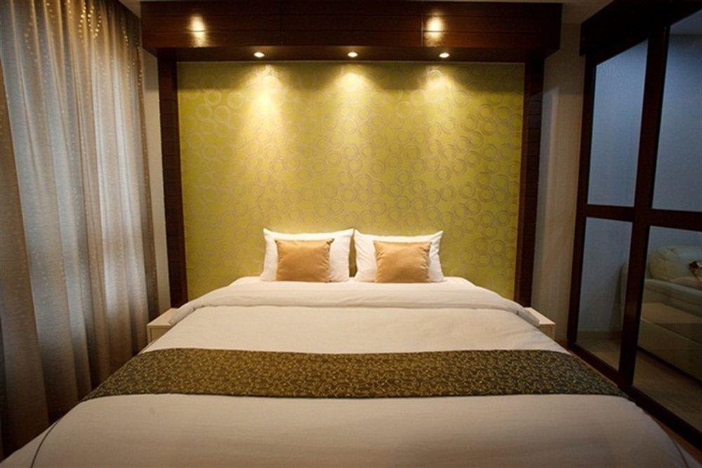 Alisha Court Hotel & Residence Bangkok Luaran gambar